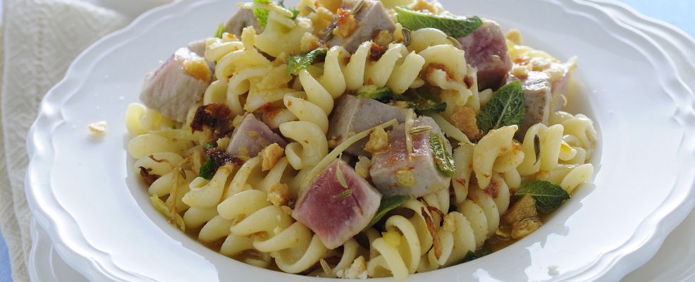 Fusilli Al Tonno Fresco Con Taralli Sbriciolati Sale Pepe