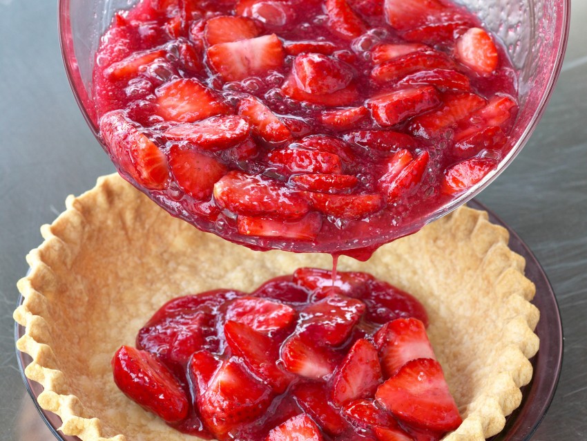 Ostia! 12+  Verità che devi conoscere  Decorazione Crostata Di Fragole: Ebbene si, io adoro cucinare, passerei ore ed ore in cucina ma quindi, questo per dirvi che la mia crostata è buonissima ma semplicissima per quanto riguarda la decorazione, voi saprete sicuramente fare di meglio!