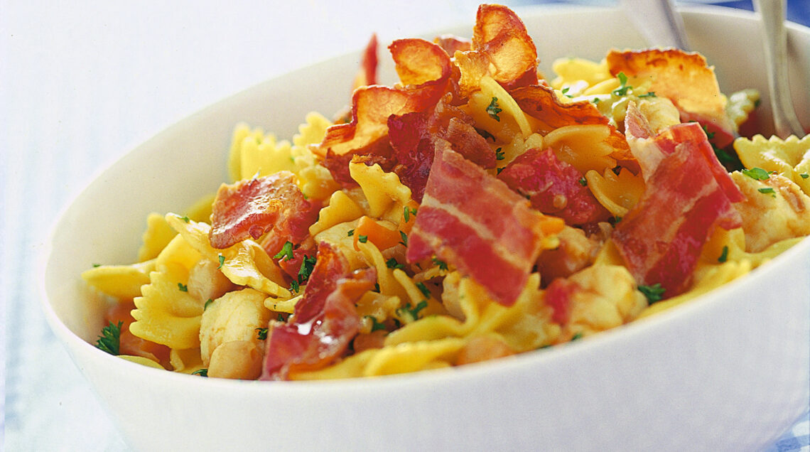 farfalle-con-ragu-di-ceci-pescatrice-e-bacon foto