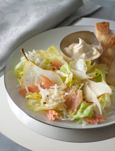 insalata-con-trota-salmonata-affumicata-e-pere