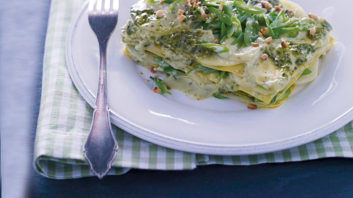 Rotolo di cavolo e patate al pesto di sedano e noci