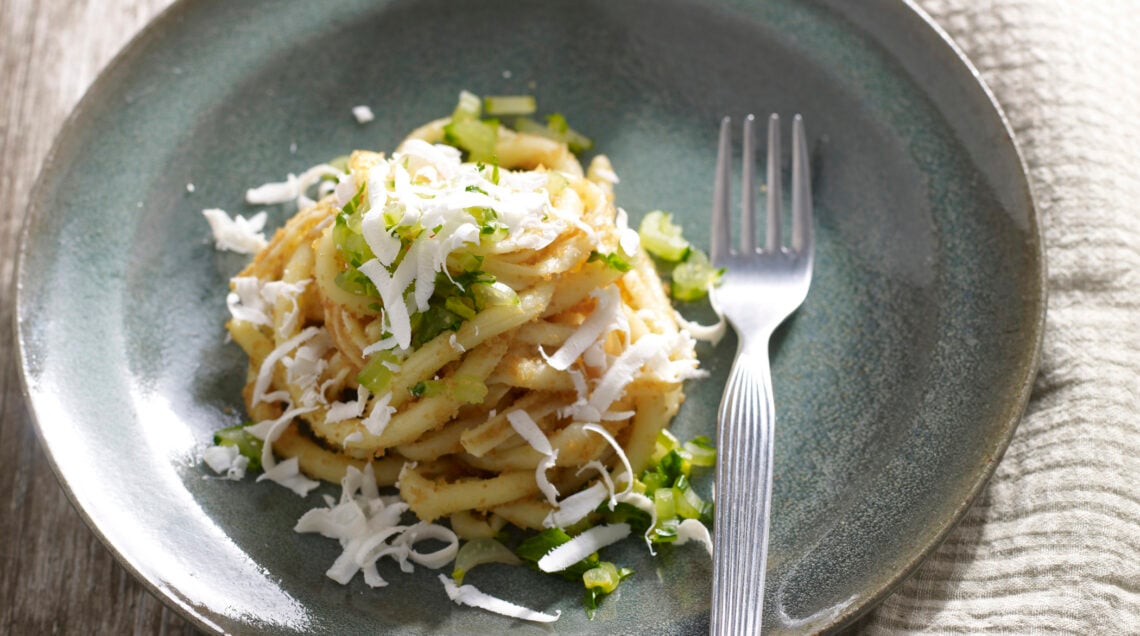 maccheroni-con-chips-di-aglio-e-catalogna