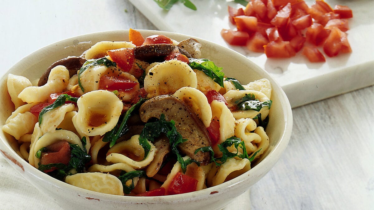 orecchiette-con-porcini-rucola-e-pomodorini-1200x675