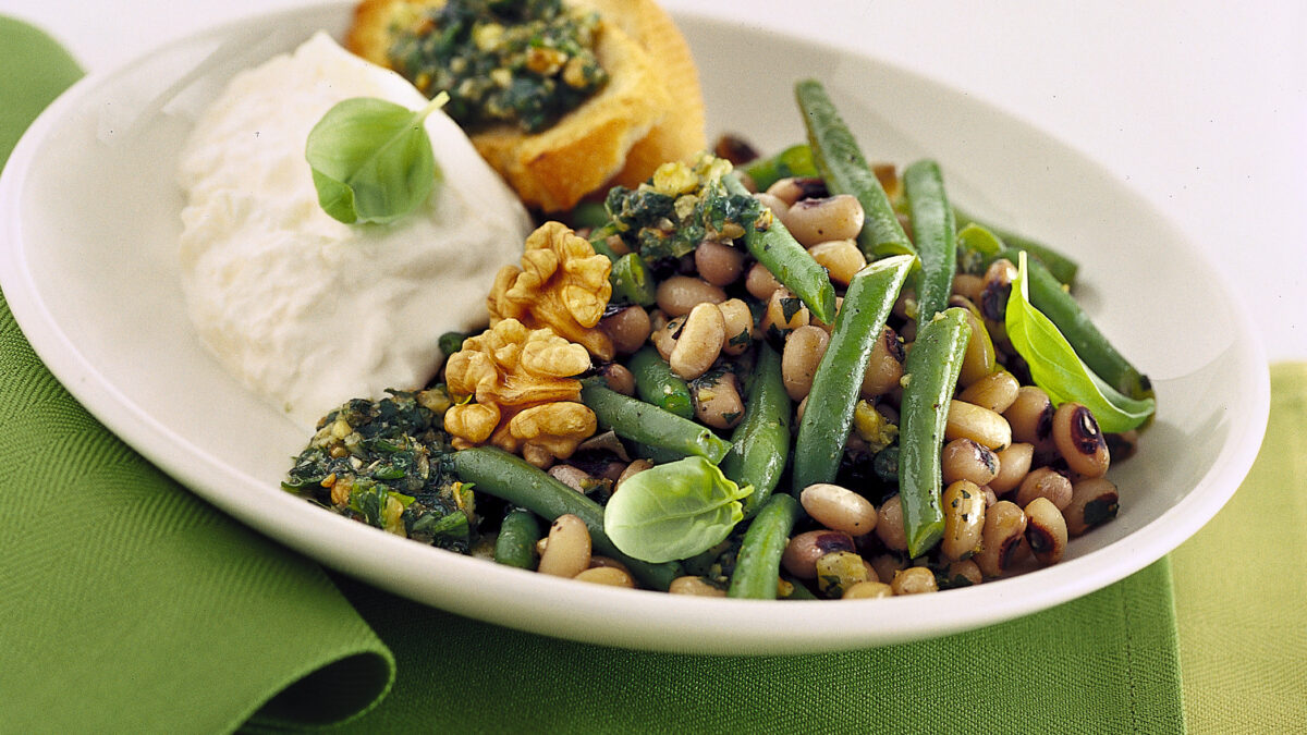 Padellata di legumi al pesto con la burrata