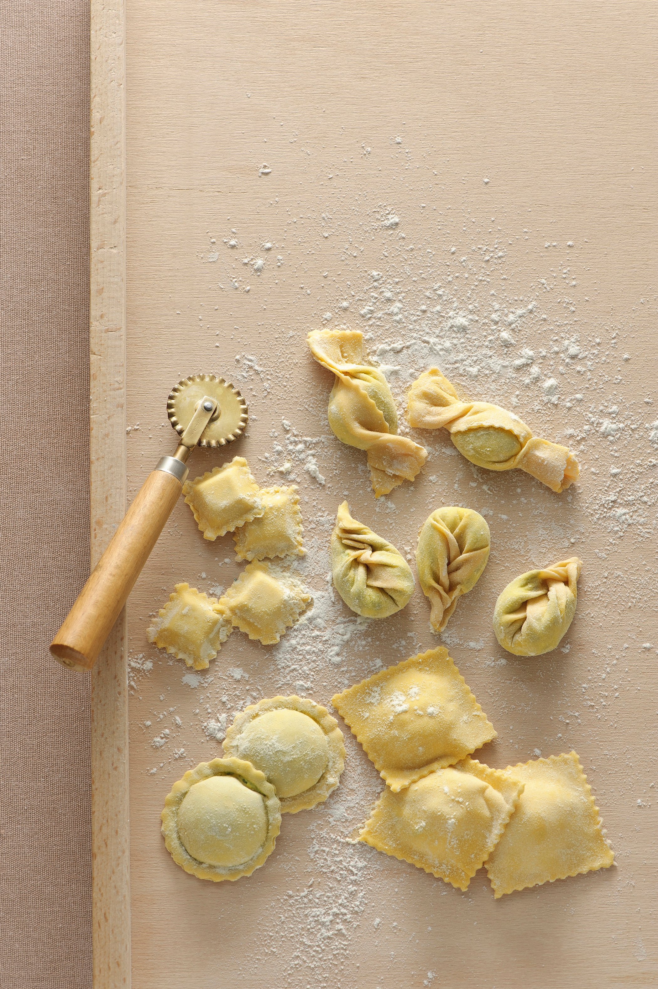 Vuoi scoprire 2 modi per chiudere i ravioli di pasta fresca? Seguimi p