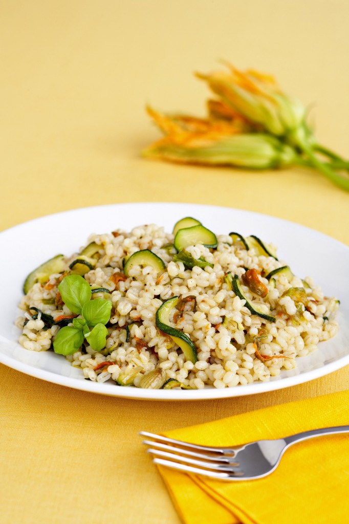 Orzotto con zucchine e fiori di zucca | Sale&Pepe