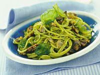 spaghettini-con-vongole-al-pesto-e-basilico-fritto ricetta