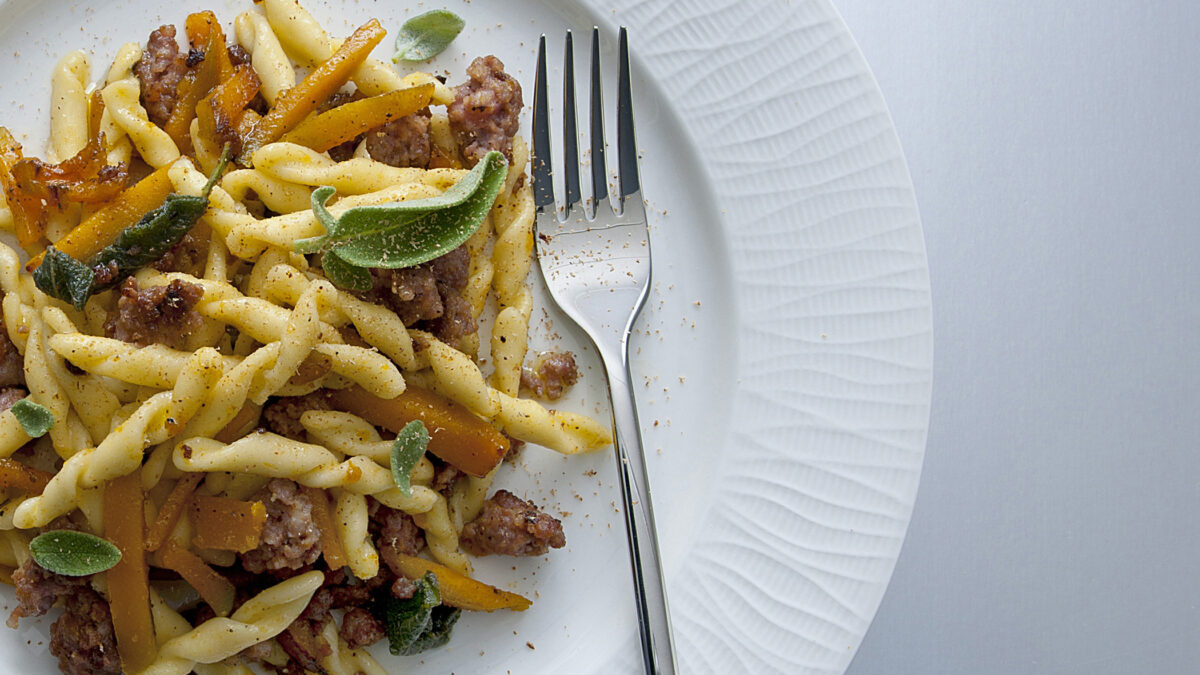 Strozzapreti Con Zucca All Amaretto E Salsiccia Alla Salvia Sale Pepe