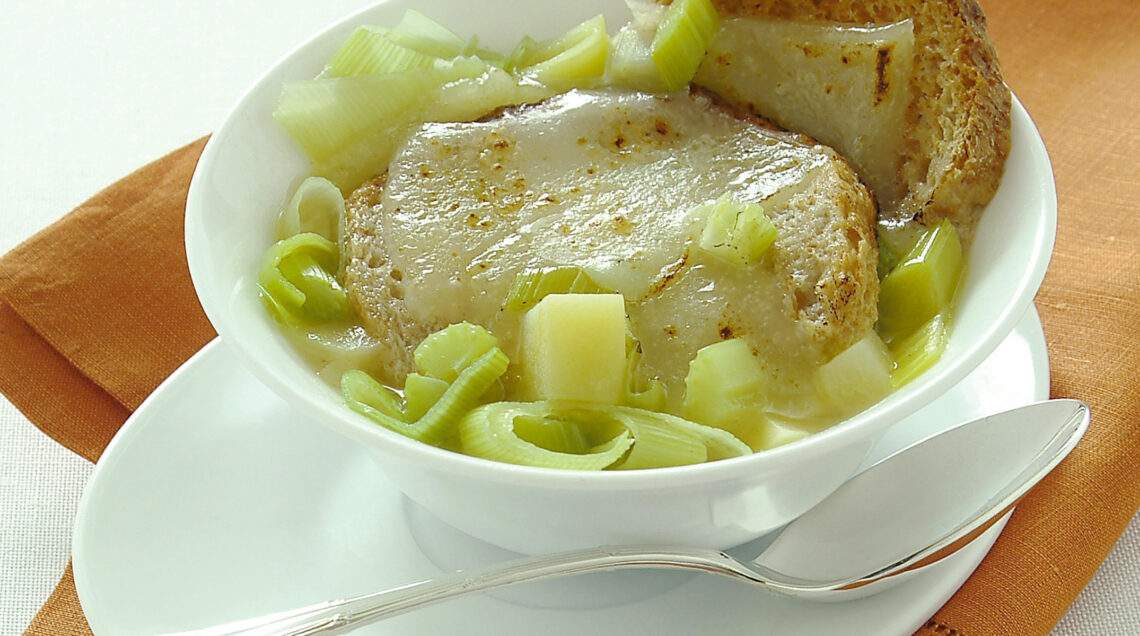 zuppa-povera-di-pane-patate-e-porri