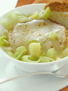 zuppa-povera-di-pane-patate-e-porri