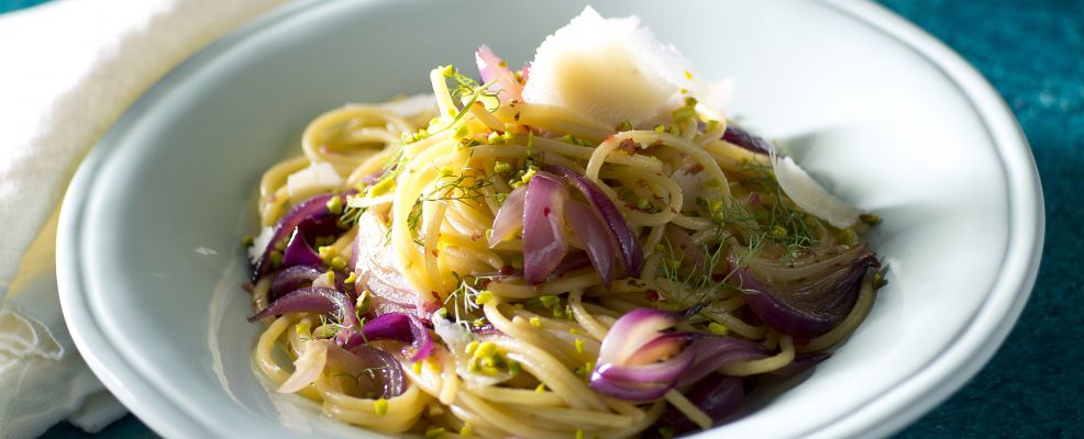 Spaghetti Con Le Cipolle Di Tropea Caramellate Sale Pepe