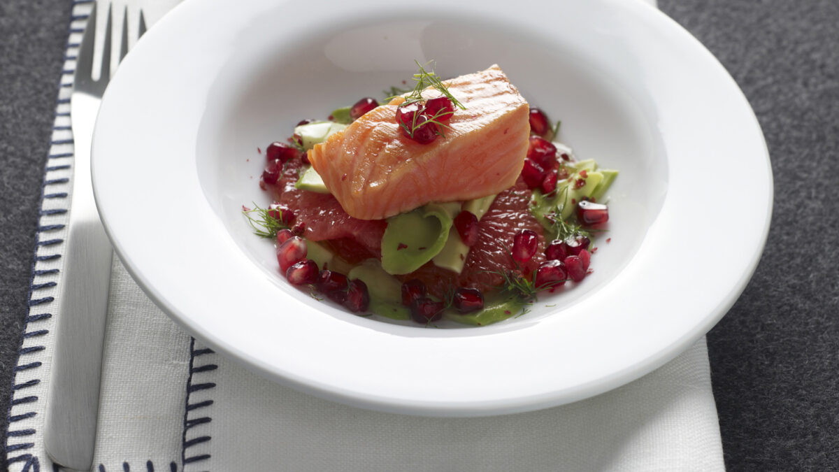 Insalata di salmone scottato con chicchi rossi