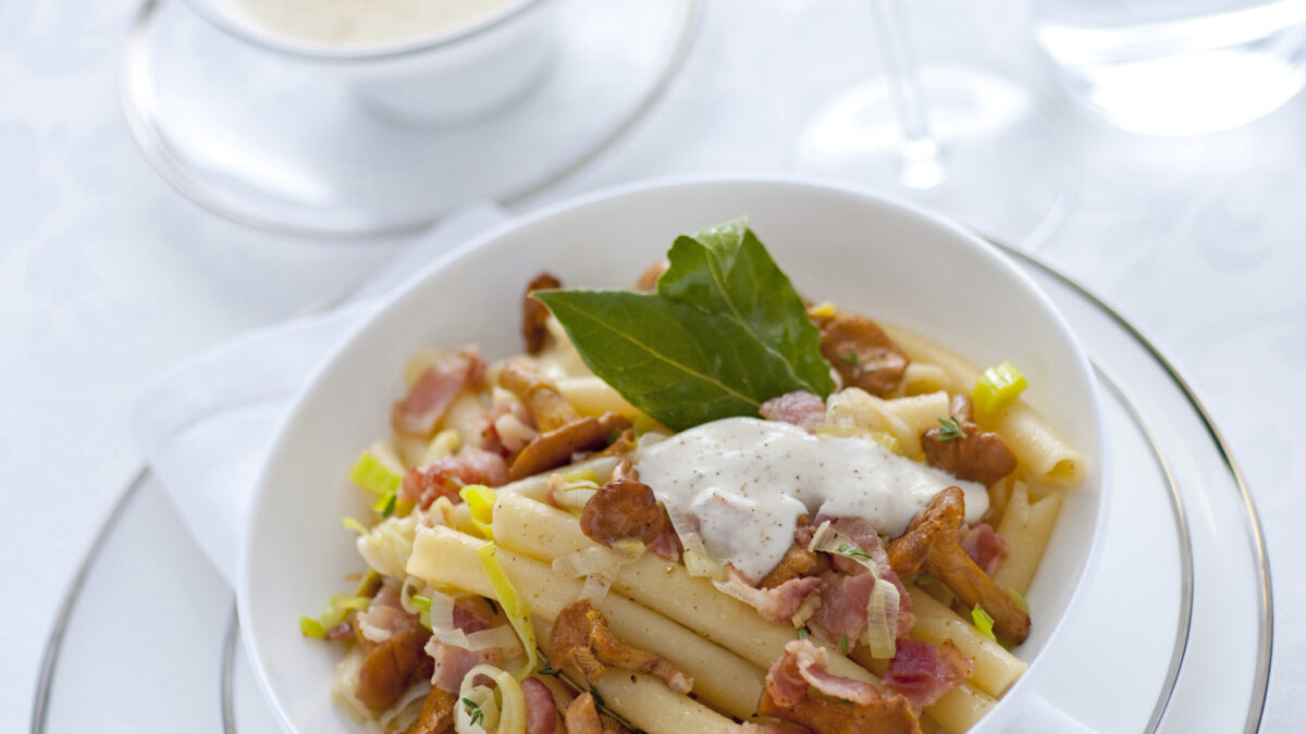 Ziti Spezzati Con Finferli Al Bacon Sale Pepe