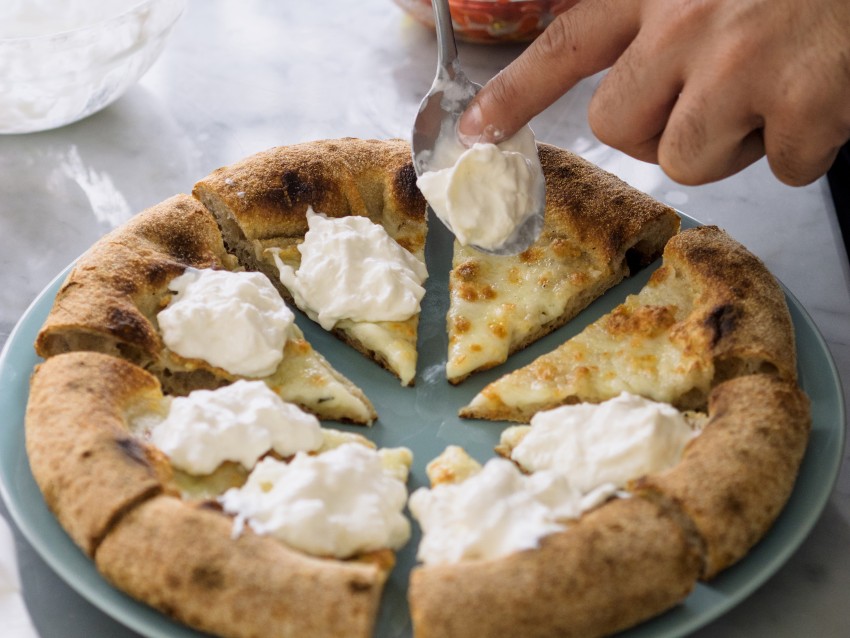 Pizza con pomodorini, burrata e cipolla di Tropea | Sale&Pepe