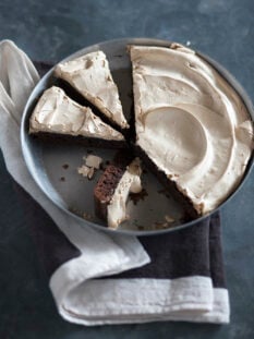 Torta con meringata al caffè