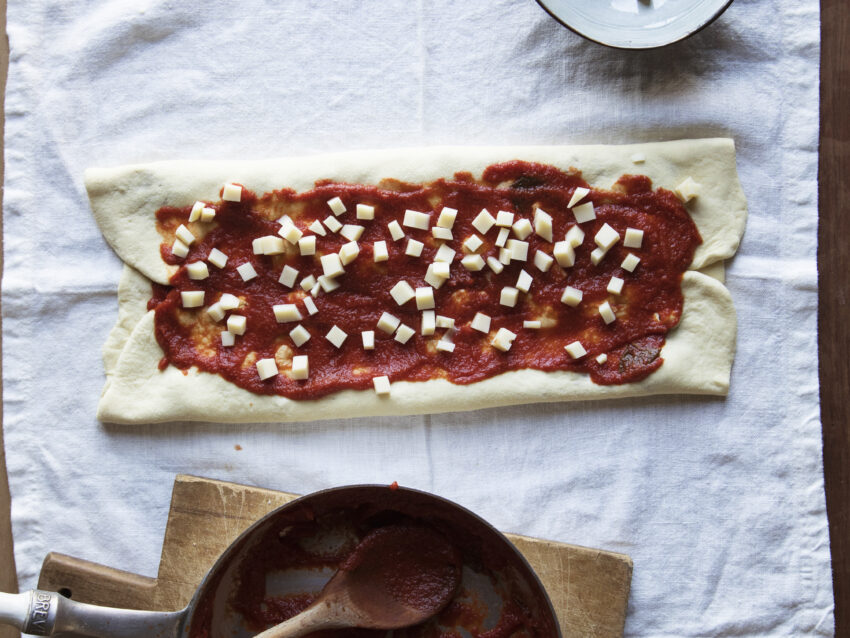 La scaccia ragusana è un prodotto da forno tipico della ...