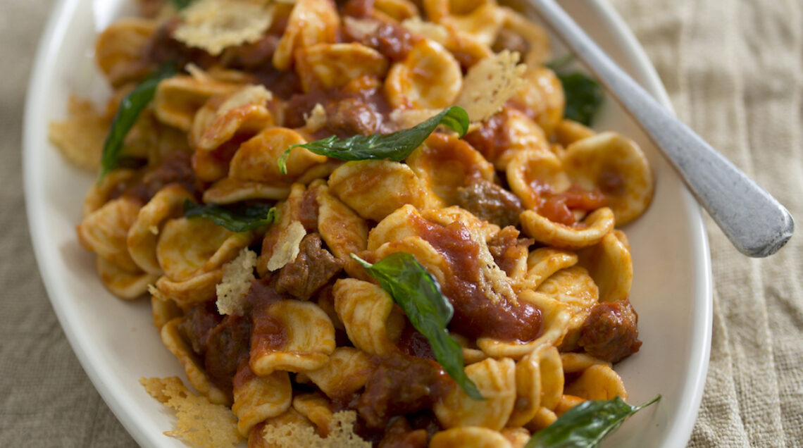 Orecchiette con ragù bianco, n'duja, cipolla caramellata e croccante di  pane al finocchietto