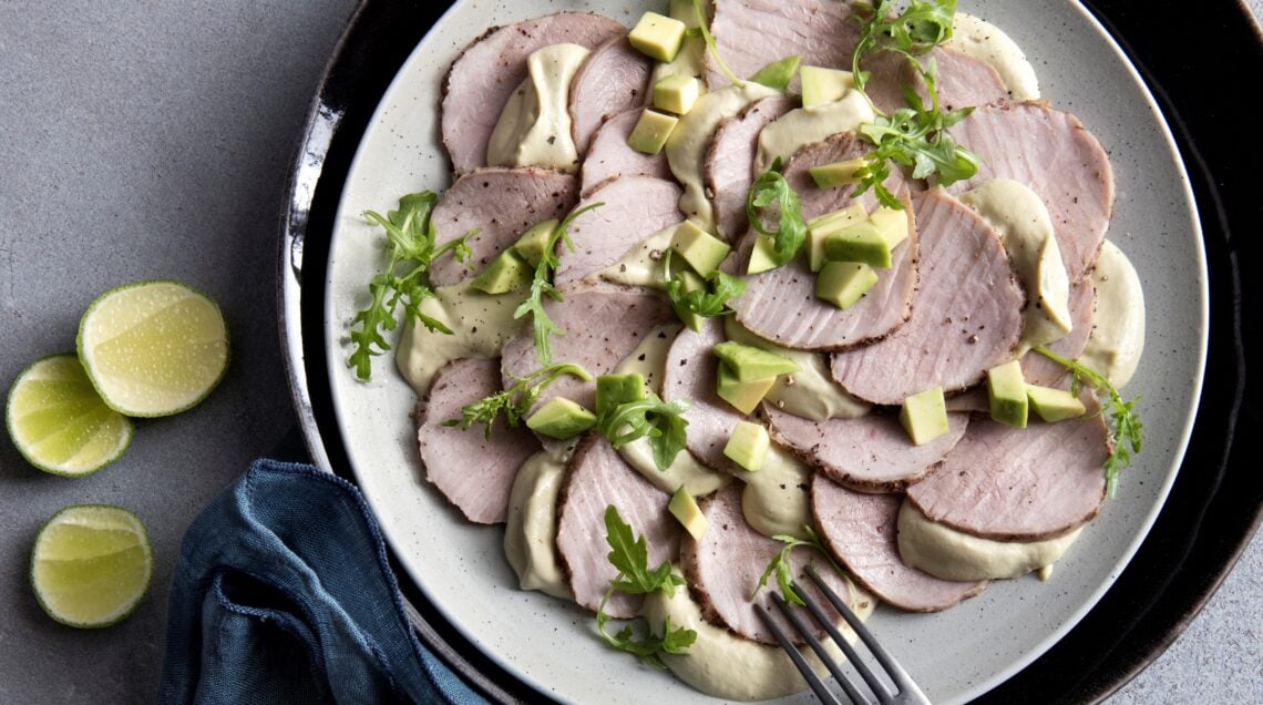 Magatello al forno in crosta con salsa tonnata e avocado