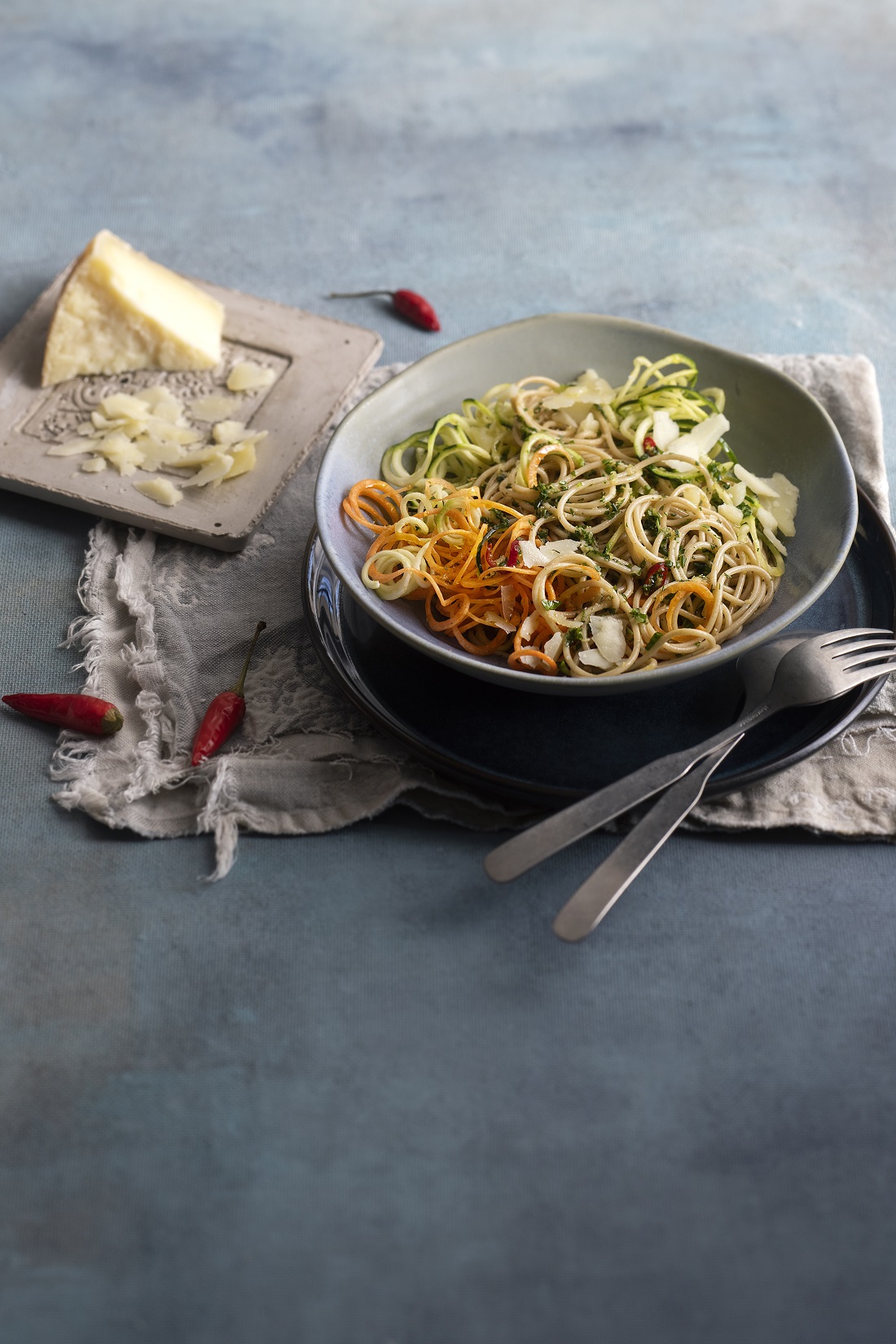 Spaghetti integrali e di zucchine aglio olio prezzemolo