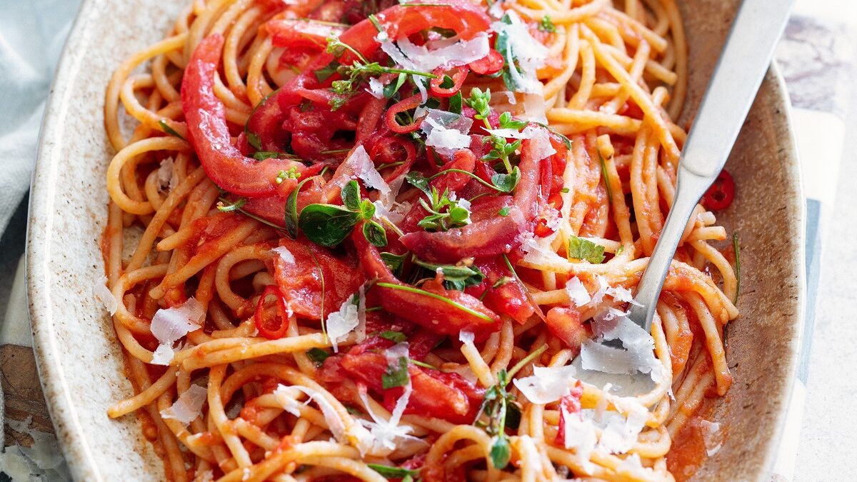 Spaghetti integrali risottati con sugo piccante ai pomodorini