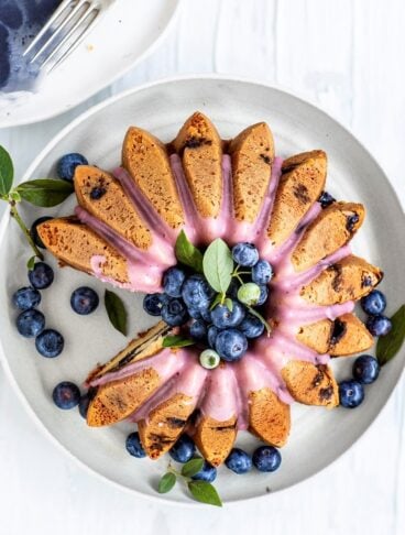 Bundt cake con glassa di mirtilli e limone