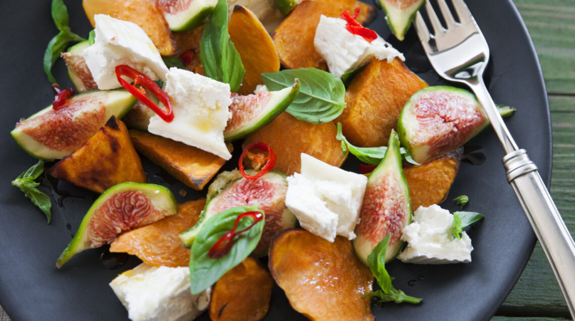 Insalata di fichi, formaggio di capra e patate dolci arrostite