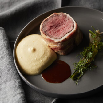 Filetto di manzo bardato con salsa alla carbonara