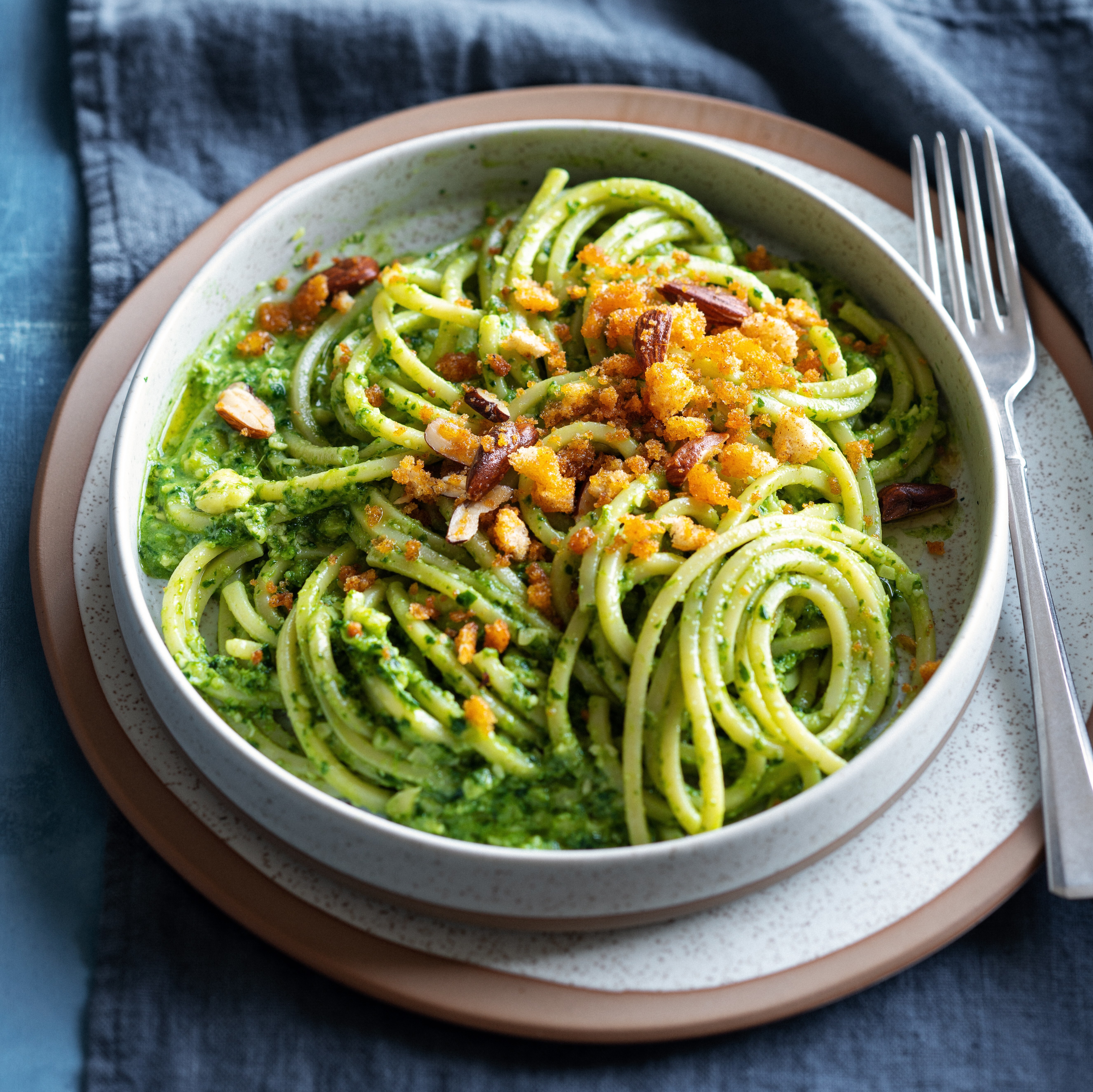 Spaghetti integrali alla zucca con spinaci, nocciole e semi