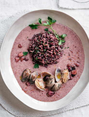 Vellutata di riso rosso con vongole e pancetta croccante