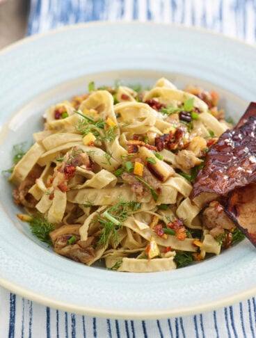 Tagliatelle di soia con sugo di melanzane alle erbe