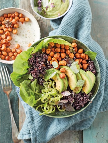 Bowl di riso nero, ceci croccanti e salsa di avocado