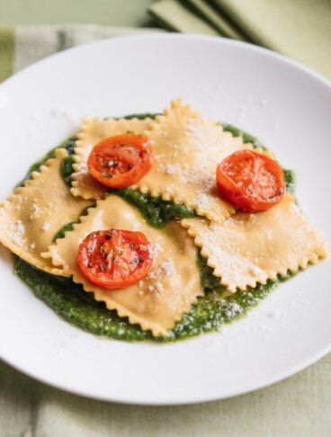 Ravioli al pesto con pomodorini confit e burrata