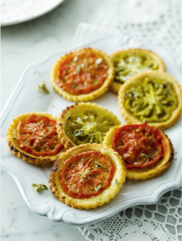 Tartellette rovesciate ai pomodori con brisée alle mandorle