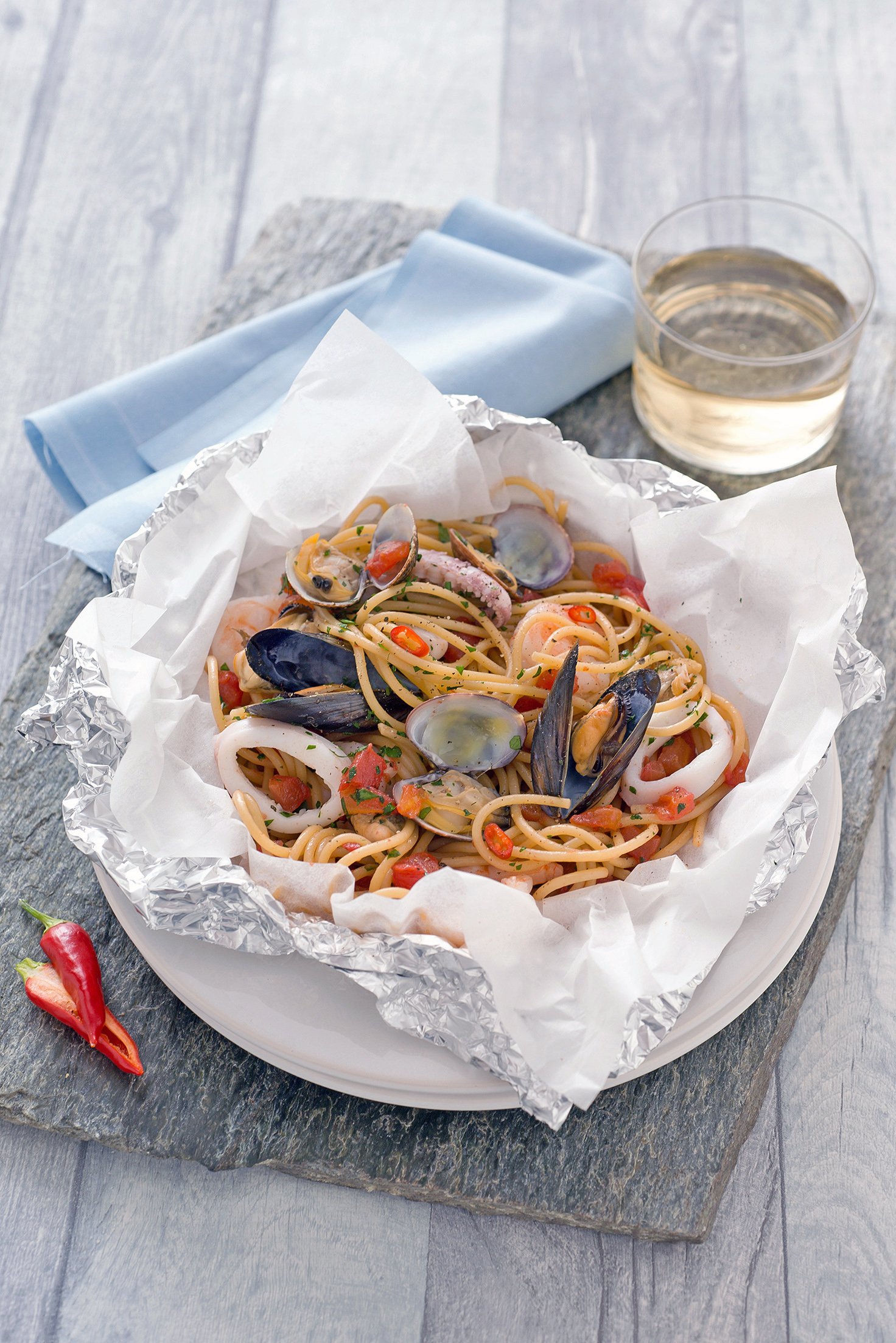 Spaghetti integrali con vongole, gamberi e salsa di mare