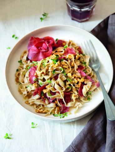 tagliatelle di segale con mocetta, noci e burro al timo