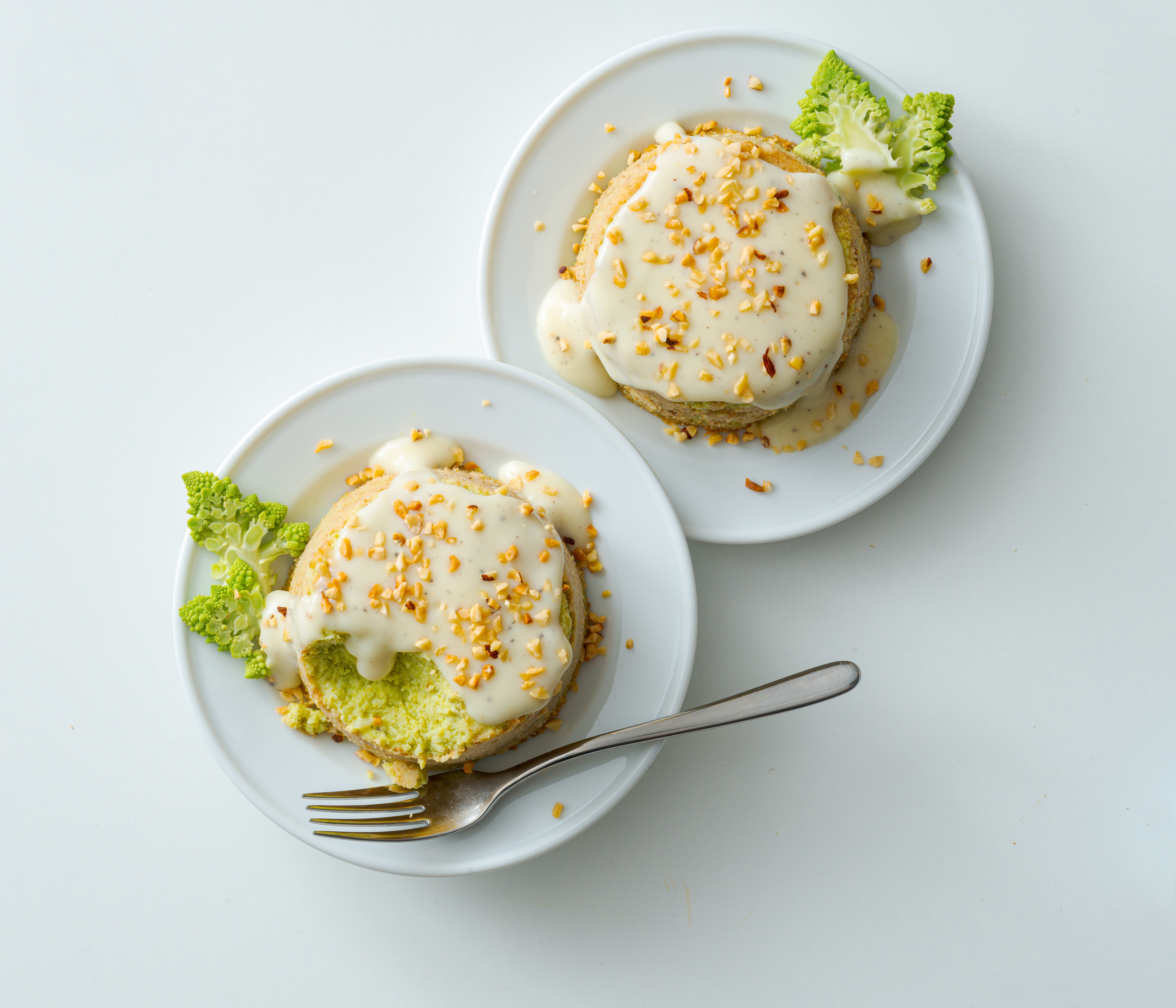 Uovo in camicia con asparagi, fonduta e nocciole 