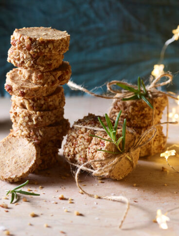 Biscotti con scamorza e noci