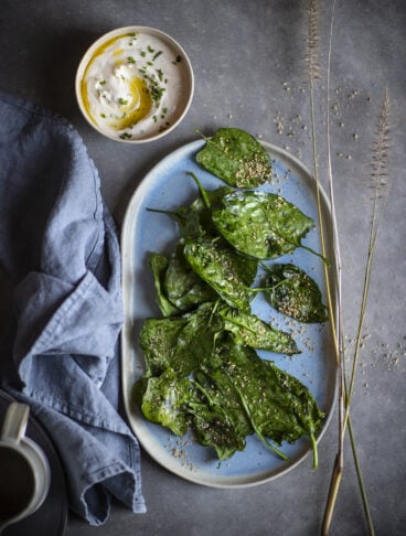 Chips di spinaci con salsa all'erba cipollina e sesamo