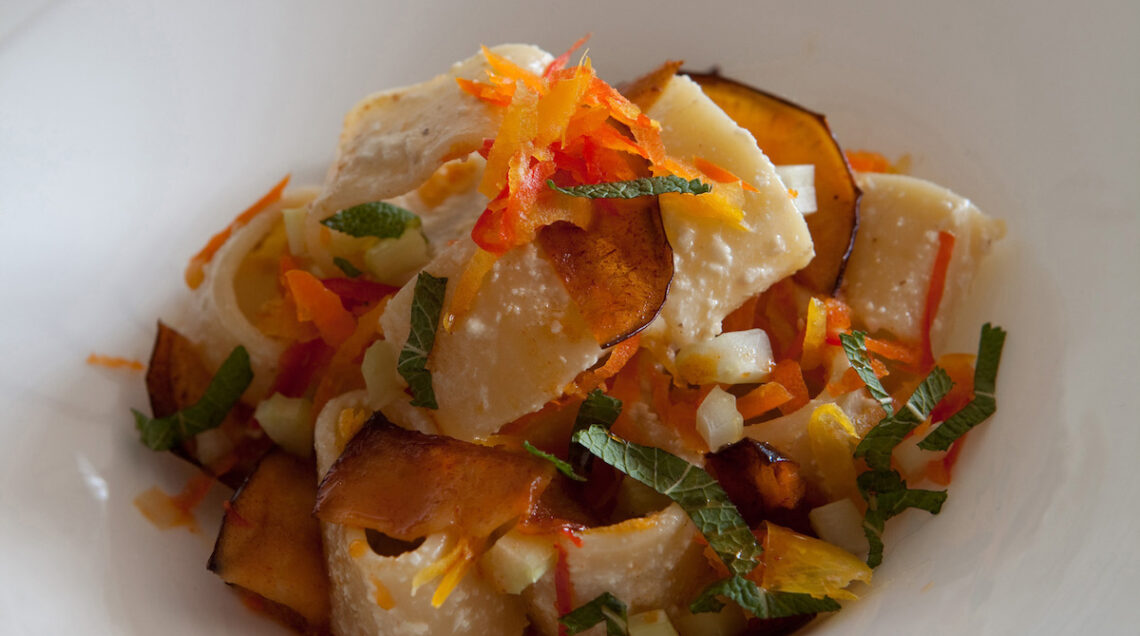 Pasta fredda con peperoni, melanzane e frutta secca