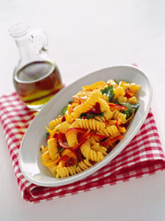 Fusilli con ricotta, peperoni e pomodori secchi