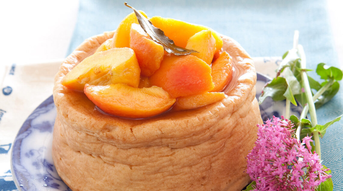 Torta di albumi con pesche al vino bianco