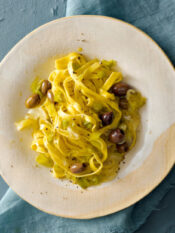 Fettuccine saltate ai cipollotti e olive