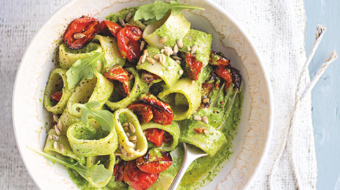 Calamarata con pomodorini al forno, pesto di rucola e spinacini