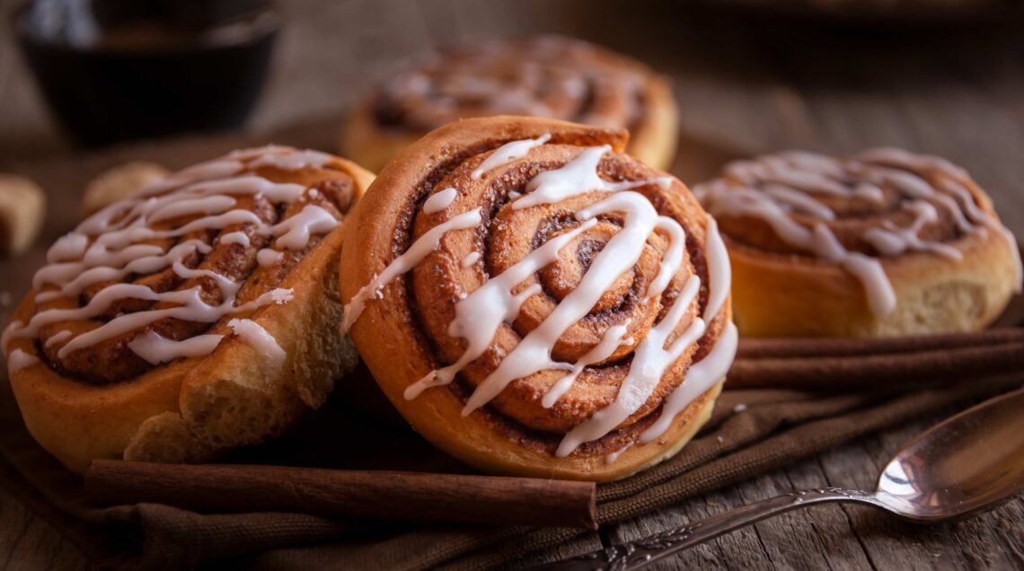 Cinnamon bun con glassa all'acqua