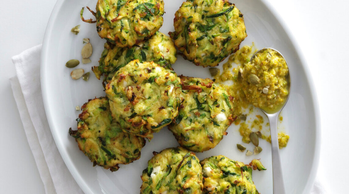 Polpette di zucchine e feta con salsa di fiori