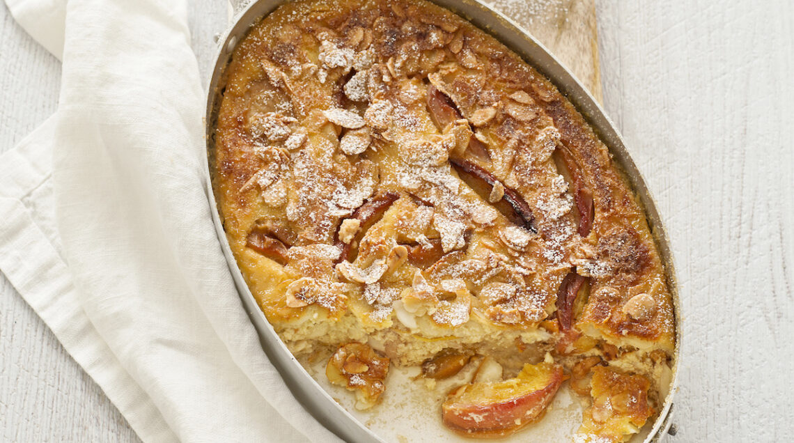 Clafoutis con pesche caramellate allo zenzero e mandorle