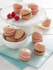 Macaron rosa cioccolato e lamponi