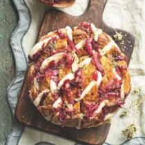 Pagnotta ai cereali con cipolle rosse e scamorza