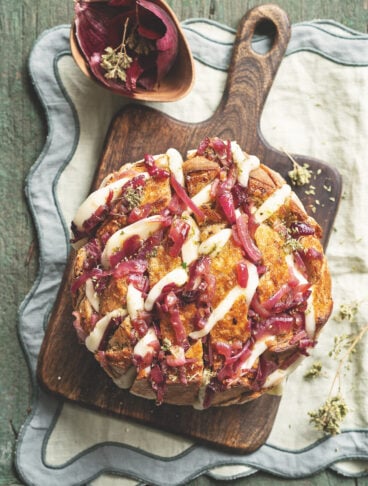 Pagnotta ai cereali con cipolle rosse e scamorza