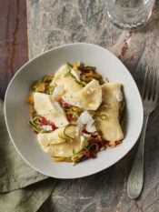 Tortelli di patate con tomino di capra e verdure